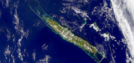 SeaWiFS a capturé cette vue de la Nouvelle-Calédonie avec le Vanuatu voisin caché juste sous les nuages ​​au nord-est.