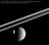 Quatre lunes de Saturne sont visibles sur cette image prise par la sonde Cassini : Titan (le plus grand) et Dioné en bas, le petit Prométhée (sous les anneaux) et le minuscule Télesto au-dessus du centre