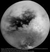 Vue de Titan par la mission Cassini, le 26 octobre 2004. Mosaïque de neuf images. La région la plus sombre s'appelle Shangri-La.