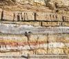 Strates distinctes dans des roches sédimentaires du désert du Neguev (Isarël)