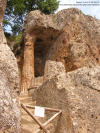 Nécropole étrusque de Sovana (Italie) taillée à même la colline de tuf (IIIe-IIe siècle av.J.-C.)