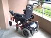 Un fauteuil roulant à propulsion électrique